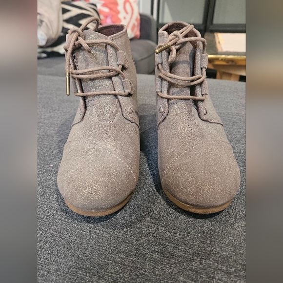 TOMS Kala Gunmetal Star Suede Oxford Bootie. Size 8 Like New - Picture 4 of 15